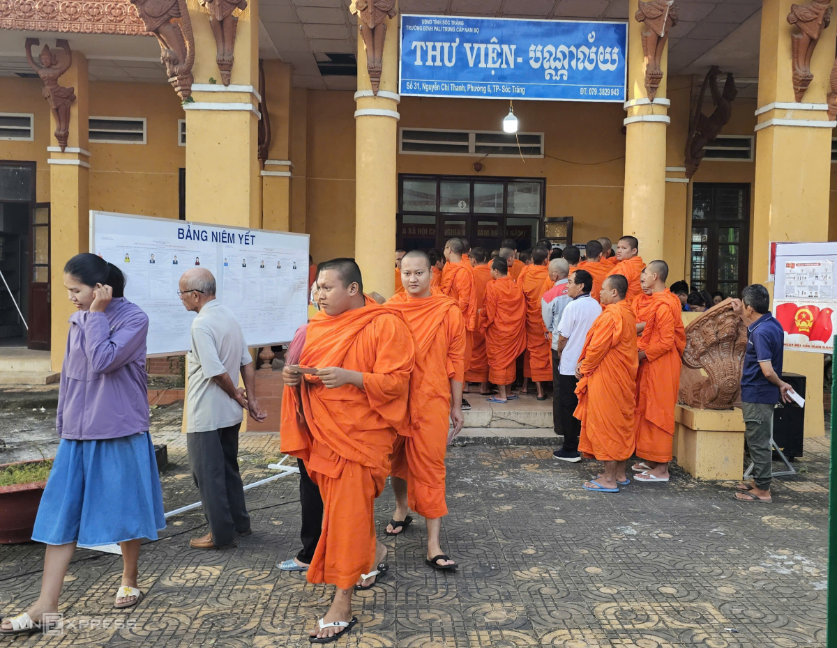 Nhiều cử tri là tăng sinh của Trường Bổ túc Văn hóa Pali Trung cấp Nam Bộ tham gia bầu cử. Ảnh: Huy Phong