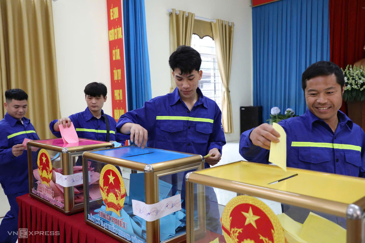 Cử tri ngành than đi bầu cử tại phường Hà Tu. Ảnh: Lê Tân