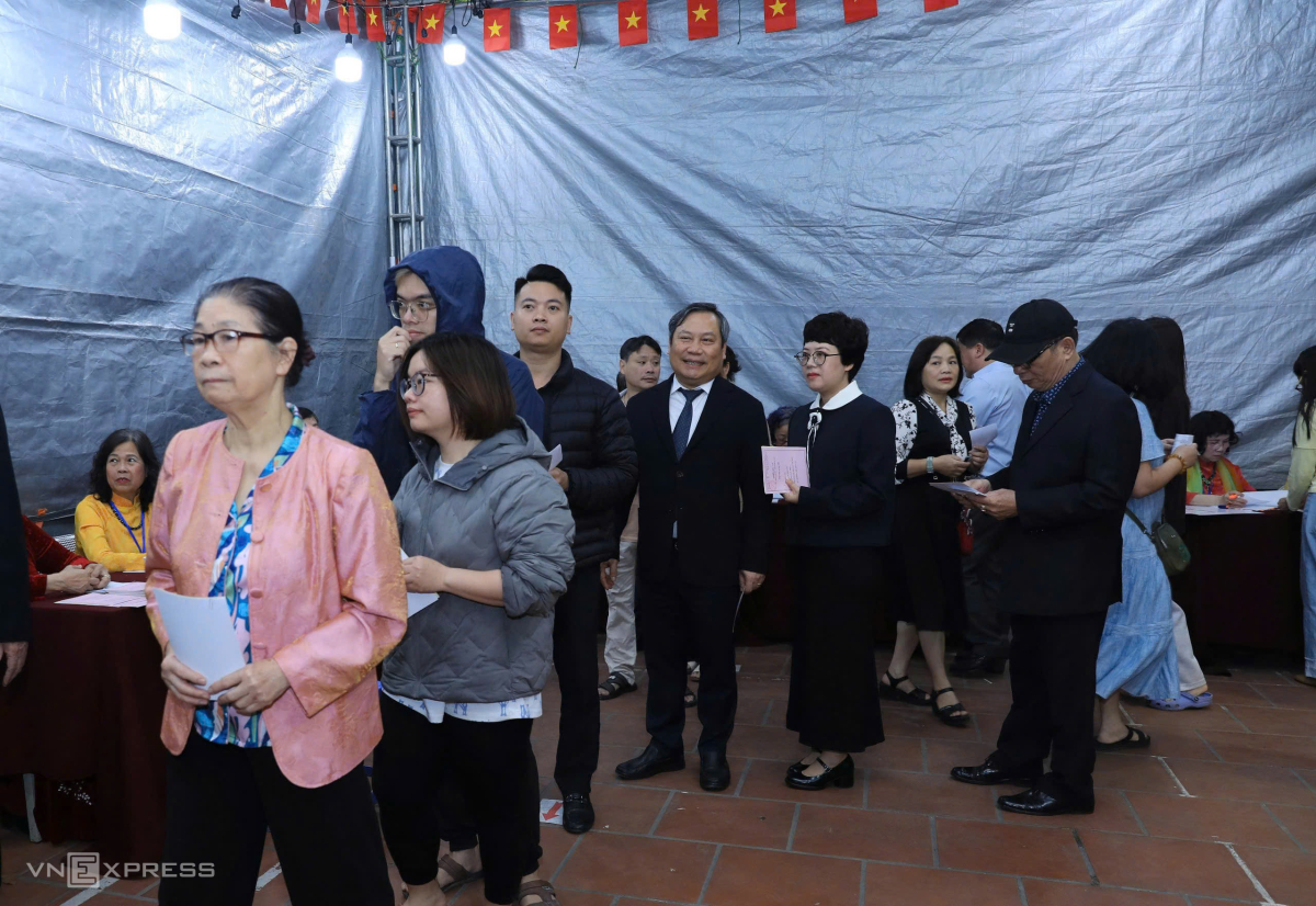 Chủ tịch Hà Nội Vũ Đại Thắng tham gia bỏ phiếu bầu cử tại khu vực bỏ phiếu số 4. Ảnh: Võ Hải