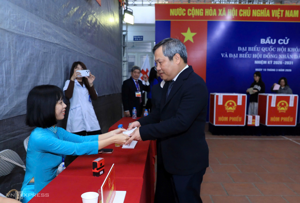 Ông Vũ Đại Thắng nhận phiếu bầu cử. Ảnh: Võ Hải