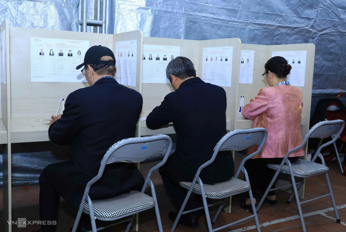 Chủ tịch Hà Nội Vũ Đại Thắng ghi phiếu bầu cử. Ảnh: Võ Hải