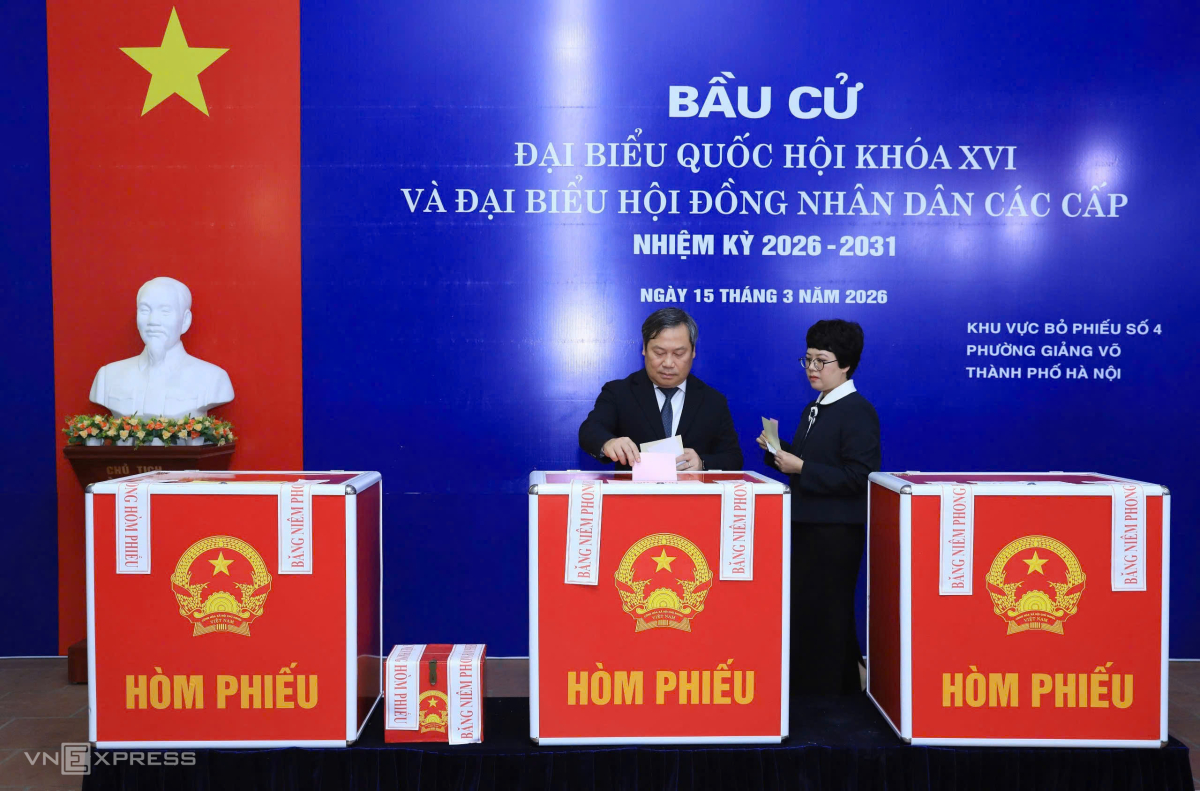 Chủ tịch Hà Nội Vũ Đại Thắng bỏ phiếu bầu cử. Ảnh: Võ Hải