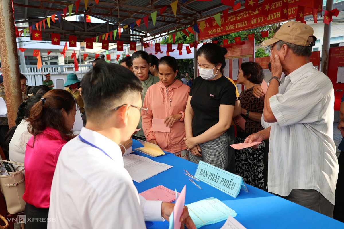 Chủ tịch Hà Nội xếp hàng bỏ phiếu - 4