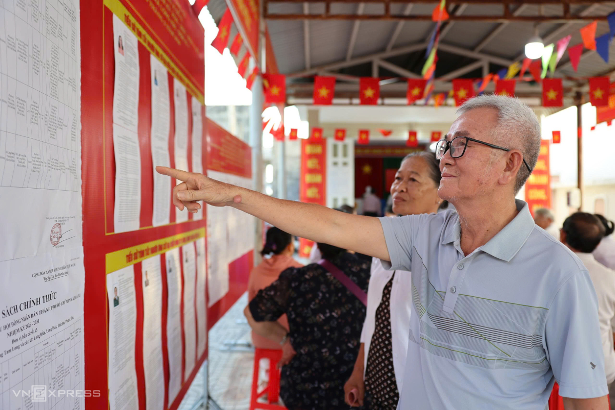 Cử tri đến làm thủ tục và bỏ phiếu tại khu vực số 3. Ảnh: Đăng Khoa