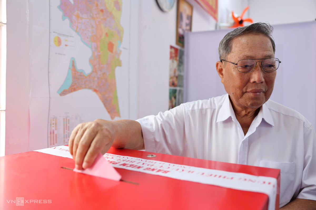 Cử tri bỏ phiếu tại khu vực số 3. Ảnh: Đăng Khoa