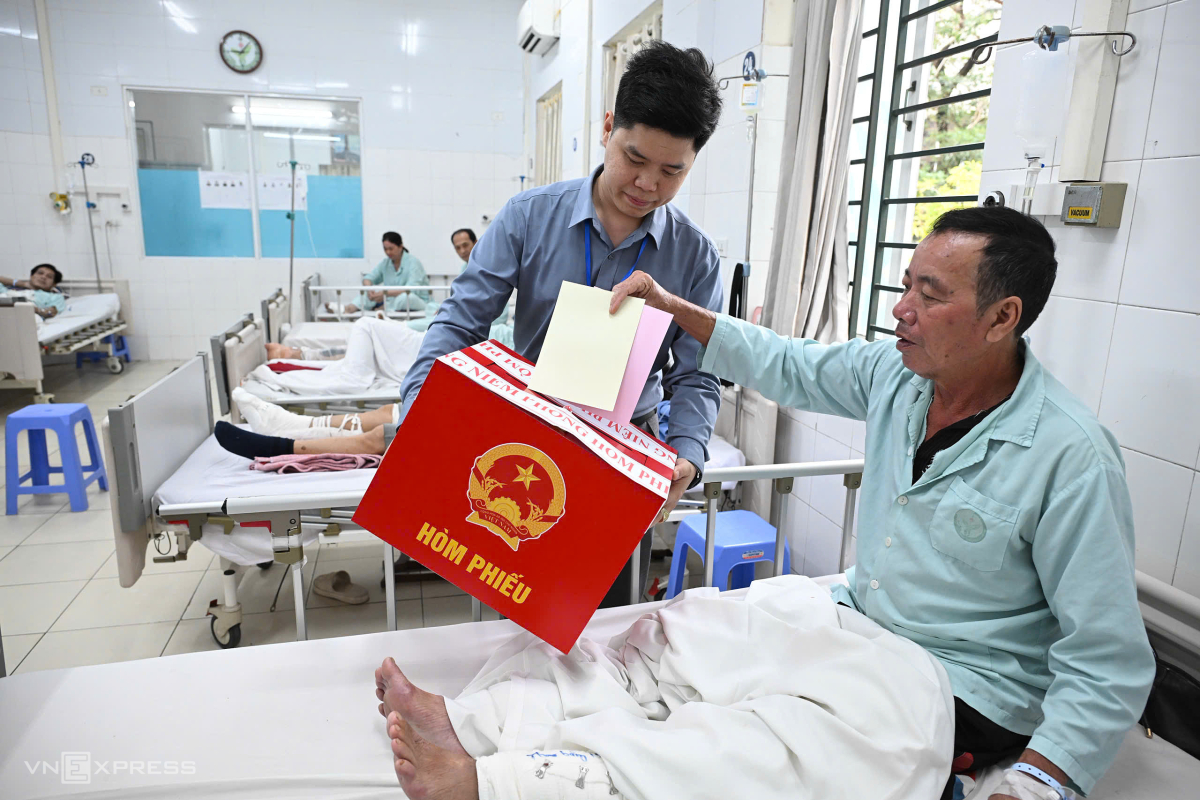 Chủ tịch Hà Nội xếp hàng bỏ phiếu - 11