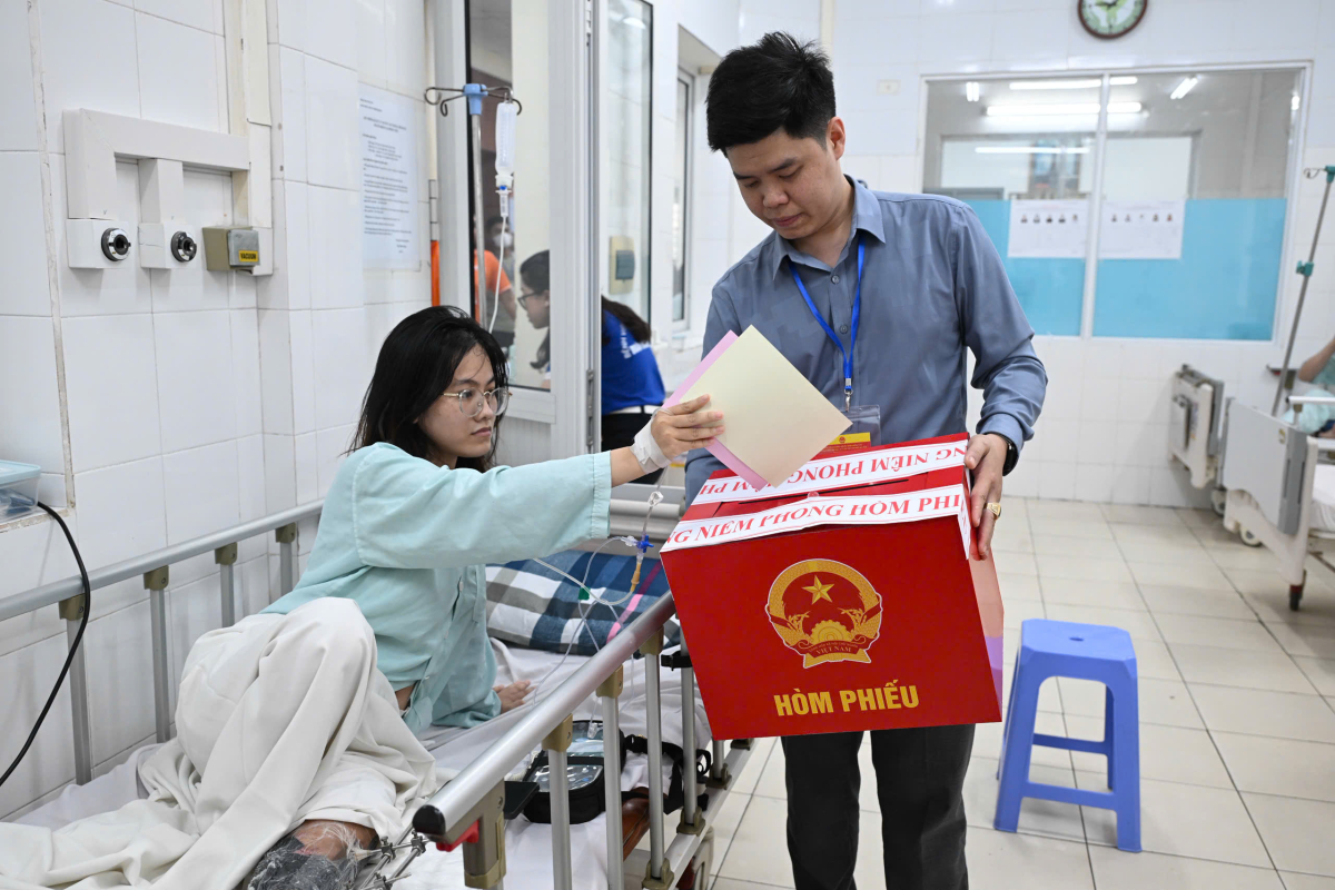 Chị Nguyễn Ngọc Bích, 22 tuổi, quê Thanh Hóa rất xúc động khi bệnh viện hỗ trợ để chị và người nhà được bỏ phiếu. Ảnh: Giang Huy