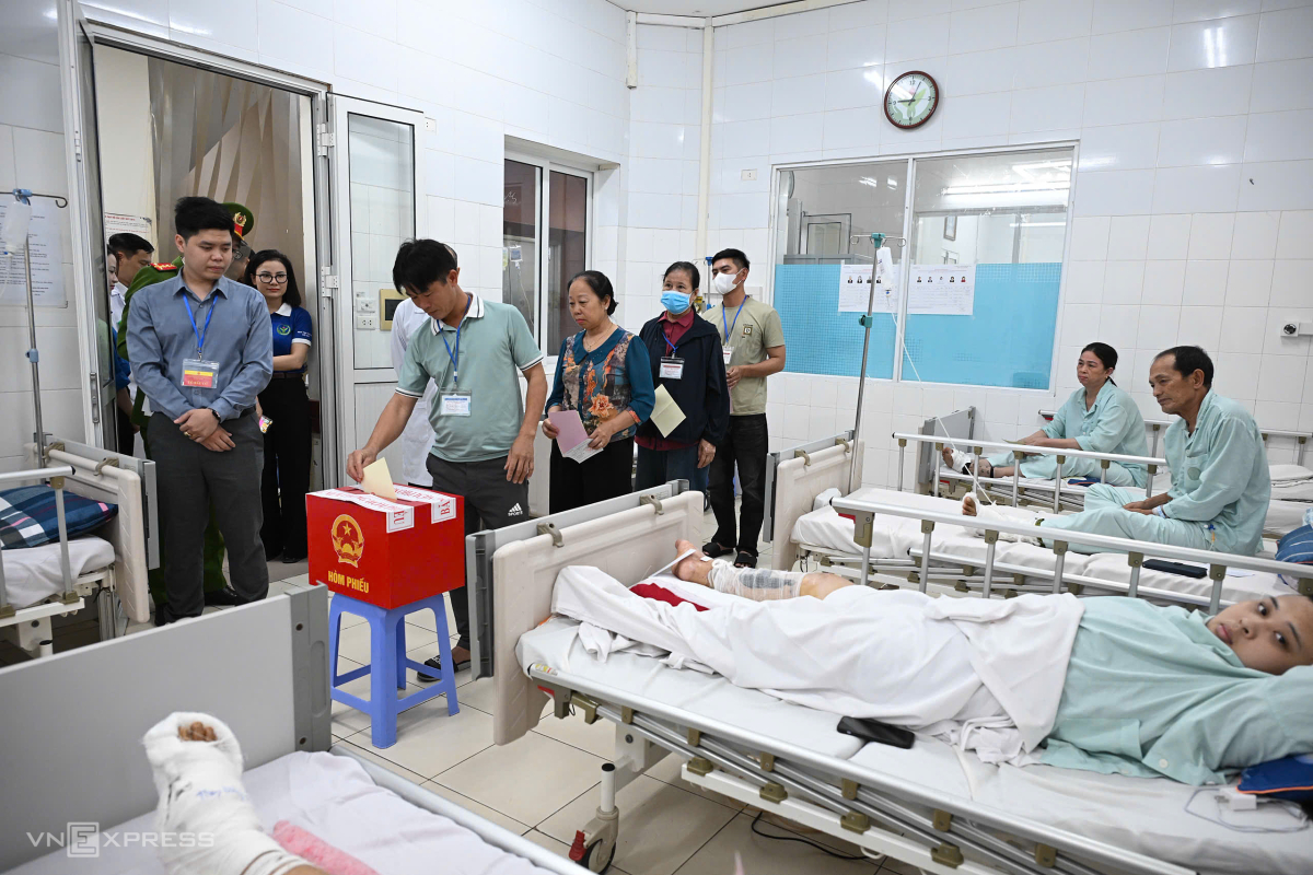Người nhà bệnh nhân bỏ phiếu tại phòng bệnh. Ảnh: Giang Huy