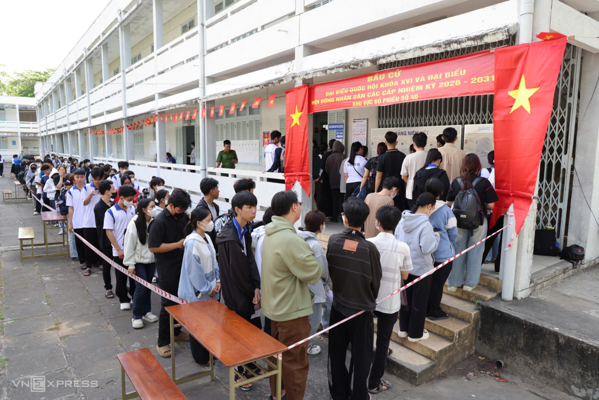 Chủ tịch Hà Nội xếp hàng bỏ phiếu - 1