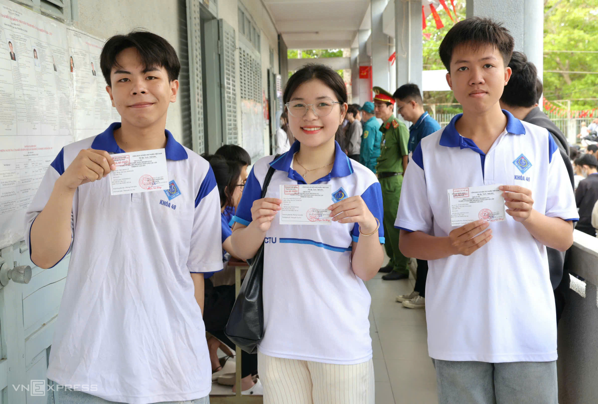 Sinh viên xếp hàng đi bỏ phiếu. Ảnh: Huy Phong