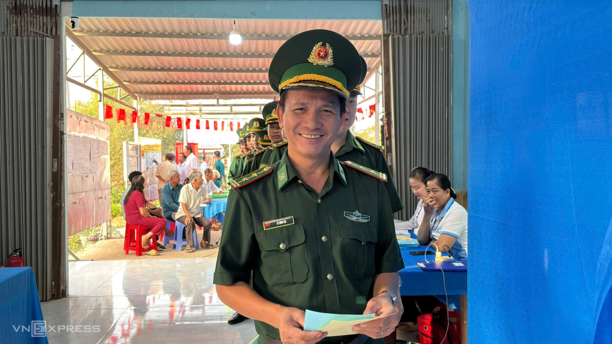 Cán bộ, chiến sĩ bộ đội Đồn biên phòng Sông Trăng bỏ phiếu tại khu vực số 11, ấp Sông Trăng, xã Hưng Điền. Ảnh: Hoàng Nam