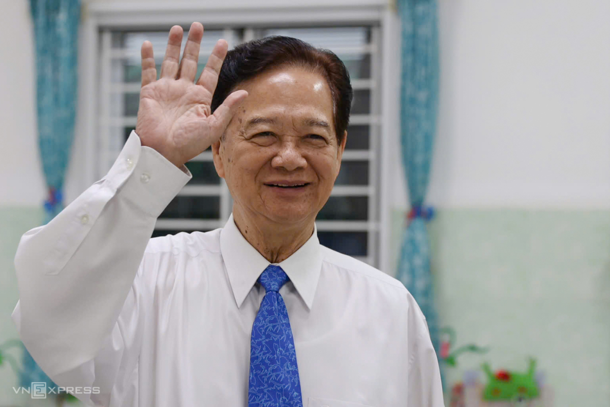 Ông Dũng chào các cử tri tại điểm bầu cử số 2. Ảnh:&nbsp;Quỳnh Trần