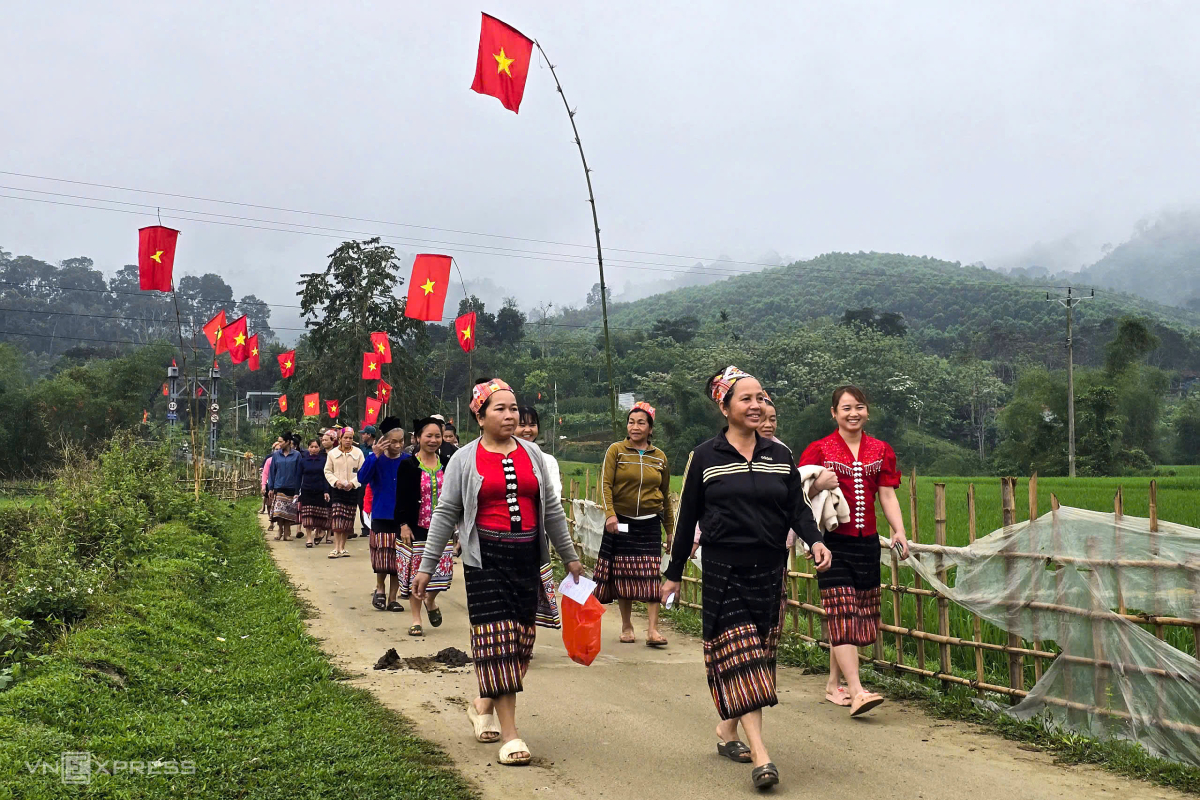 Các chị em đi bộ đến điểm bỏ phiếu ở bản Xằng, cách nhà 4-5 km. Ảnh: Đức Hùng