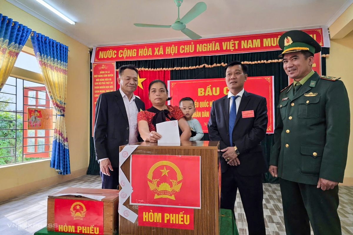 Đông đảo chị em dân tộc tham gia bầu cử. Ảnh: Đức Hùng