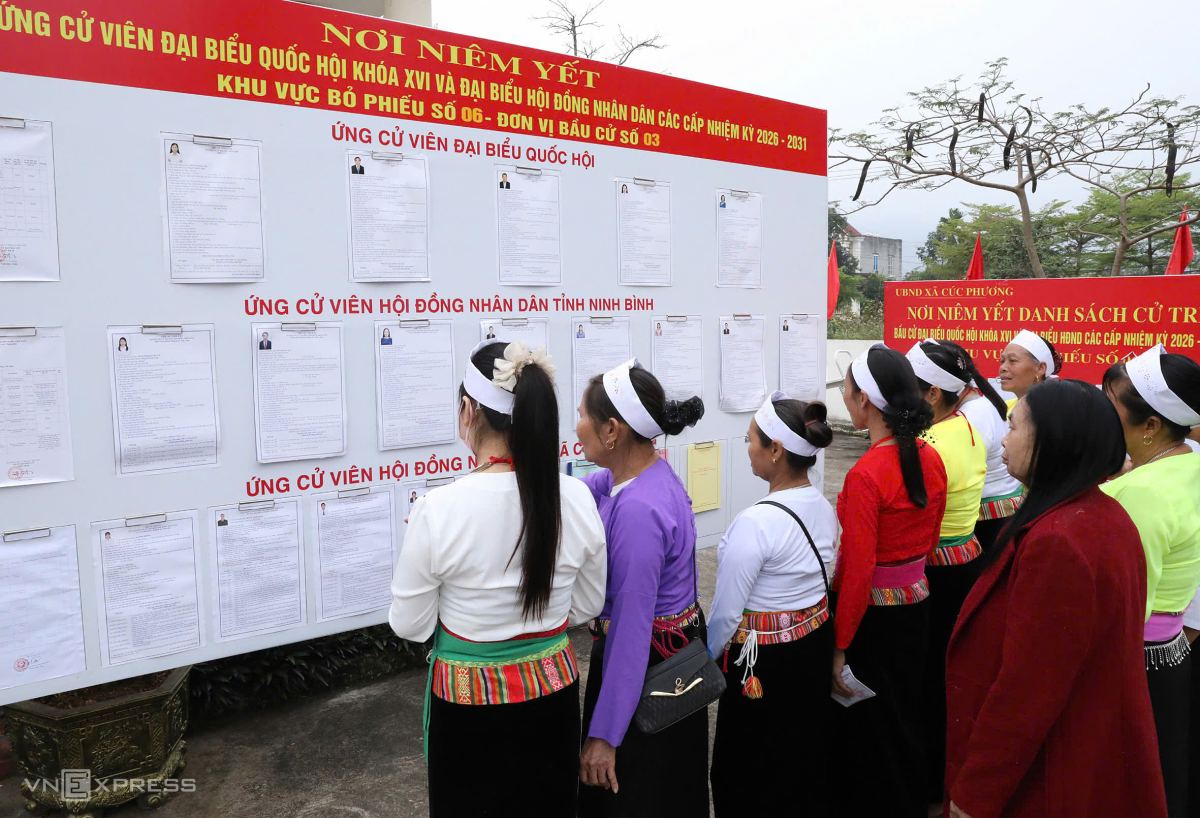 Phụ nữ dân tộc Mường xem thông tin người ứng cử. Ảnh: Lam Sơn