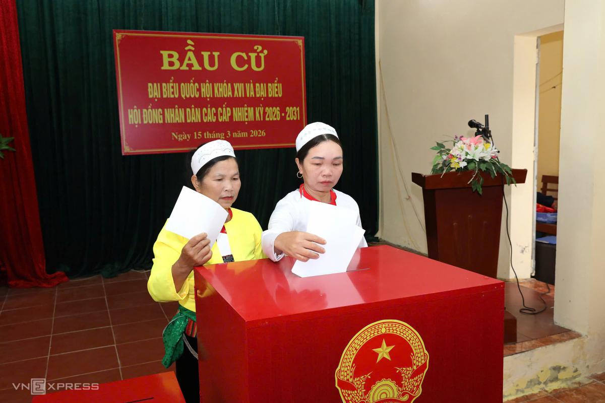 Cử tri người dân tộc Mường ở Ninh Bình bỏ phiếu bầu cử. Ảnh: Lam Sơn