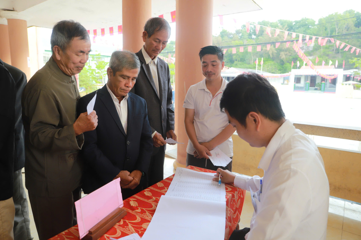 Người dân đi bỏ phiếu từ sớm. Ảnh:&nbsp;Võ Thạnh