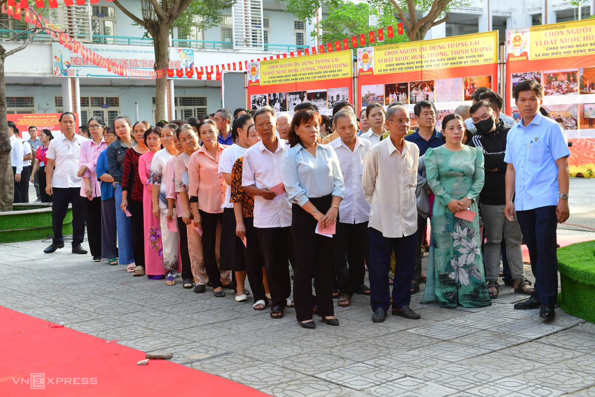 Người dân chờ bỏ phiếu ở điểm xã Hóc Môn, TP HCM. Ảnh:&nbsp;Thanh Tùng