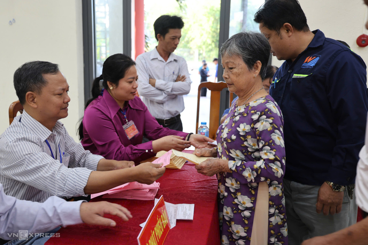 Bà Nguyễn Thị Bảy, 75 tuổi, có mặt sớm tại điểm bỏ phiếu. Ảnh:&nbsp;Phước Tuấn