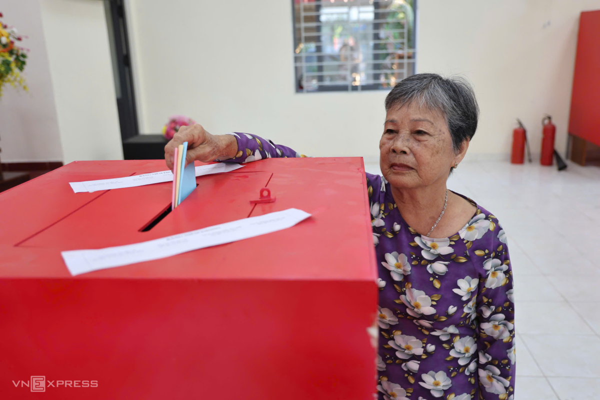 Bà Nguyễn Thị Bảy thực hiện quyền bỏ phiếu. Ảnh:&nbsp;Phước Tuấn