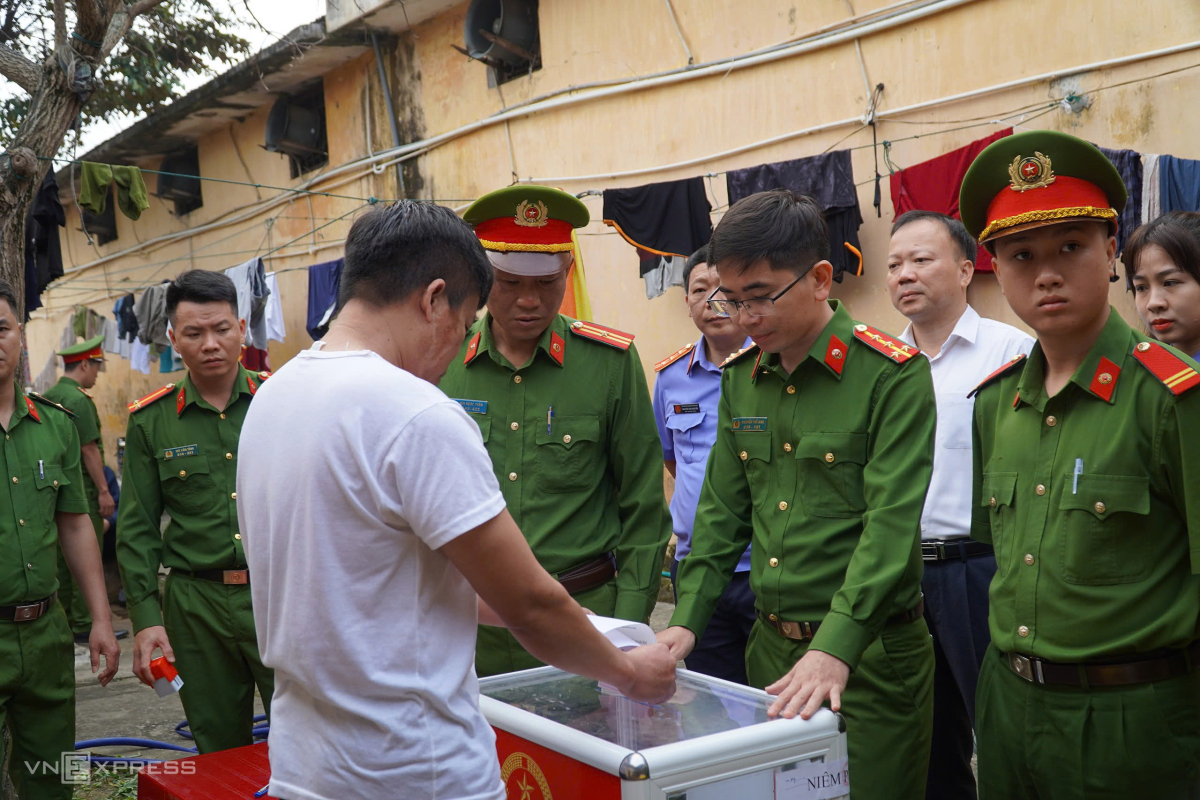 Người bị tạm giam, tạm giữ tại Trại giam tỉnh Thanh Hóa thực hiện quyền công dân. Ảnh:&nbsp;Lê Hoàng