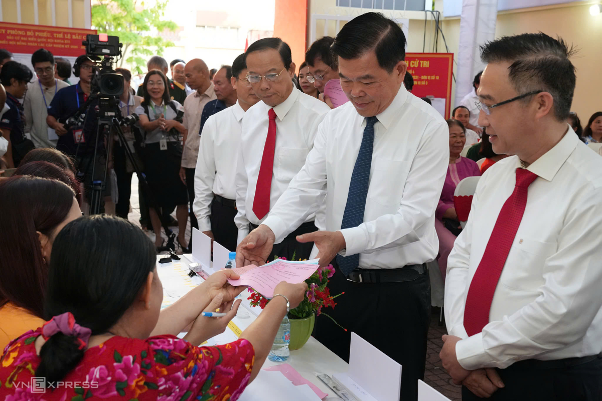 Ông Nguyễn Hồng Lĩnh, Phó Chủ nhiệm Ủy ban Kiểm tra Trung ương nhận lá phiếu từ tổ bầu cử phường Vũng Tàu. Ảnh:&nbsp;Đăng Khoa