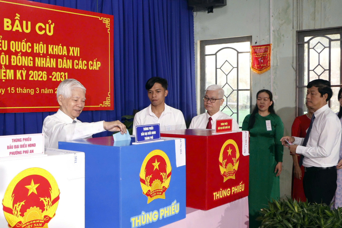 Nguyên Chủ tịch nước Nguyễn Minh Triết bỏ phiếu. Ảnh:&nbsp;Thái An