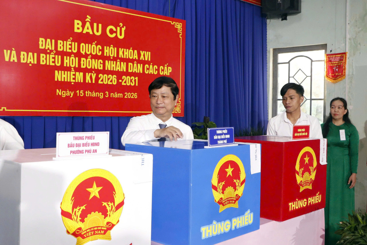 Ông Võ Văn Minh, Chủ tịch HĐND TP HCM, tiến hành bỏ phiếu. Ảnh:&nbsp;Thái An