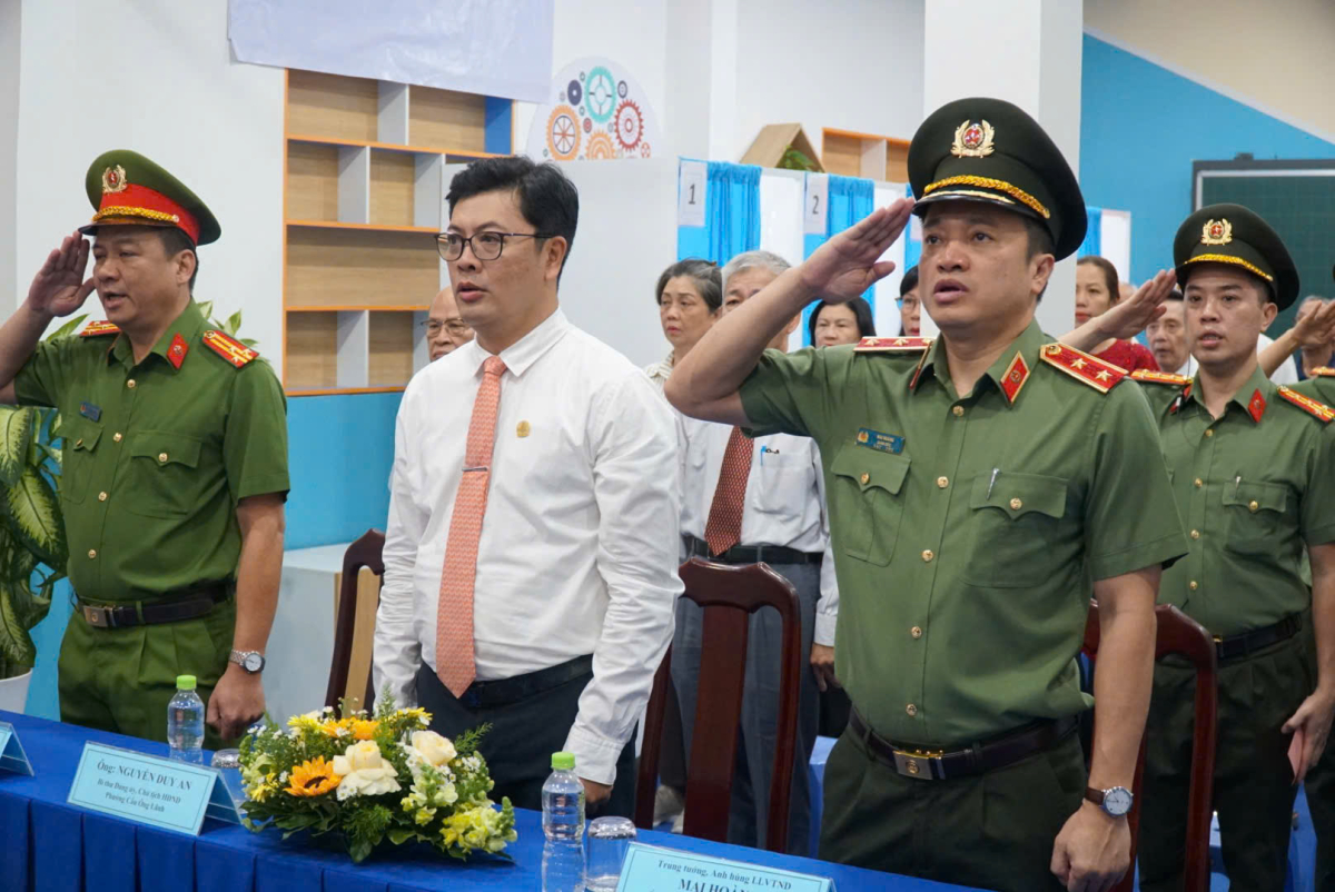 Trung tướng Mai Hoàng (ngoài cùng bên phải), Giám đốc Công an TPHCM, tại điểm bầu cử số 7. Ảnh:&nbsp;Minh Bằng