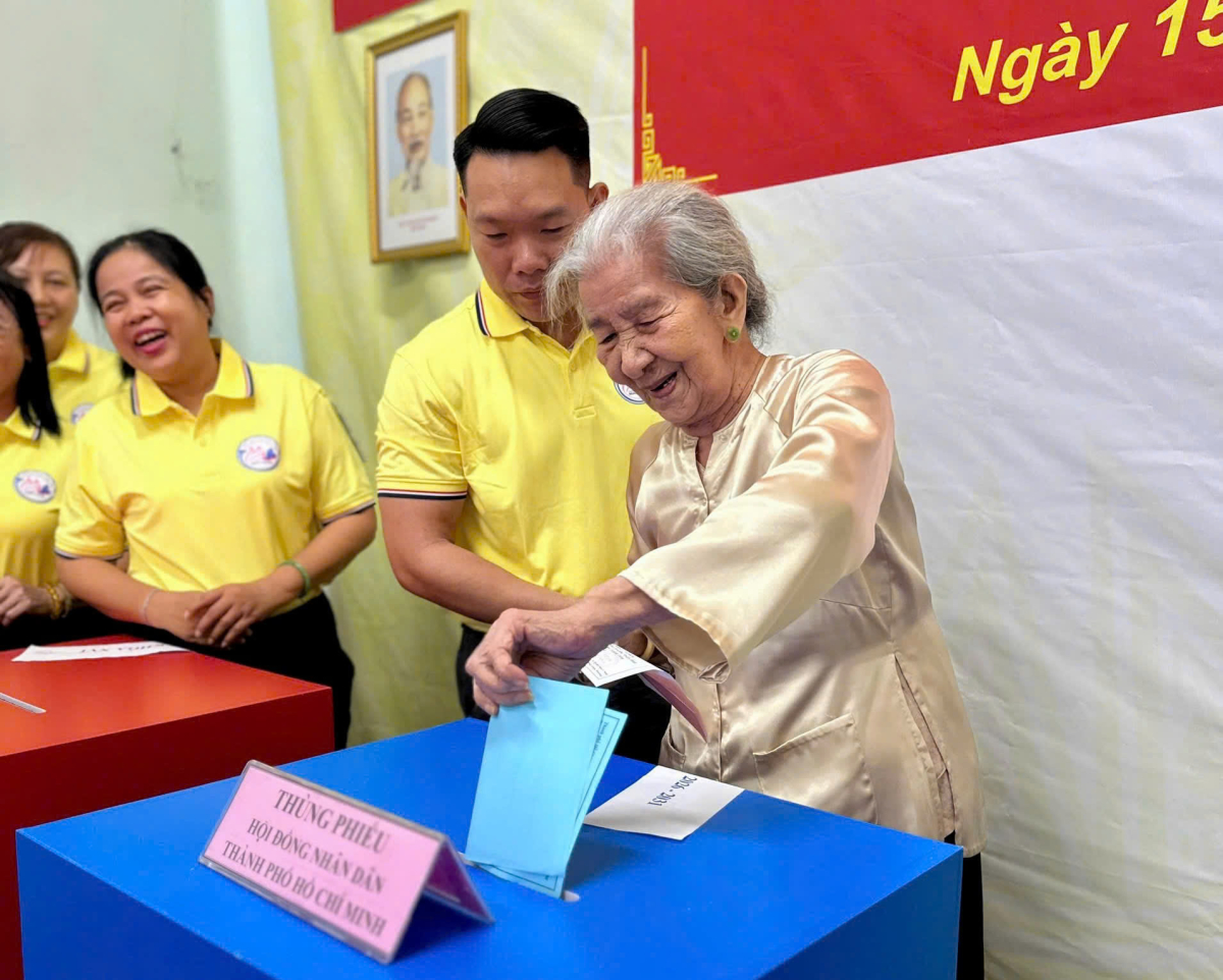 Mẹ Việt Nam Anh hùng Trần Thị Hồng, 91 tuổi, là người đầu tiên bỏ phiếu tại khu vực bỏ phiếu số 23, phường Minh Phụng, TP HCM. Ảnh:&nbsp;An Phương