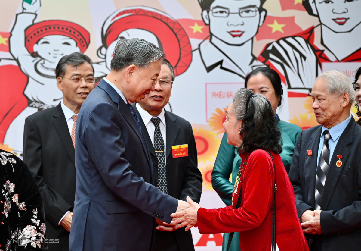 Tổng Bí thư Tô lâm thăm hỏi cử tri tại điểm bỏ phiếu số 2, phường Ba Đình, Hà Nội. Ảnh:&nbsp;Giang Huy