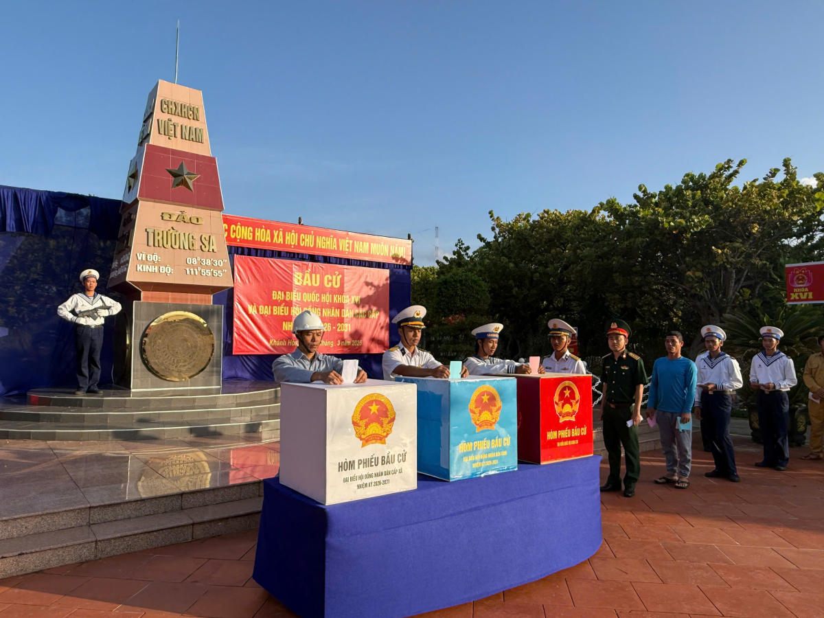 Cán bộ, chiến sĩ và người dân ở đặc khu Trường Sa đi bỏ phiếu: Ảnh:&nbsp;Vùng 4 Hải quân