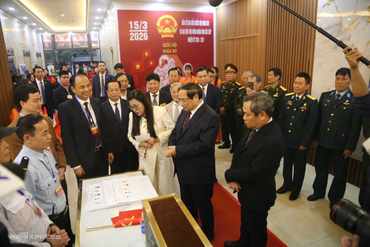 Thủ tướng Phạm Minh Chính và phu nhân đến điểm bỏ phiếu, sáng 15/3. Ảnh:&nbsp;Võ Hải