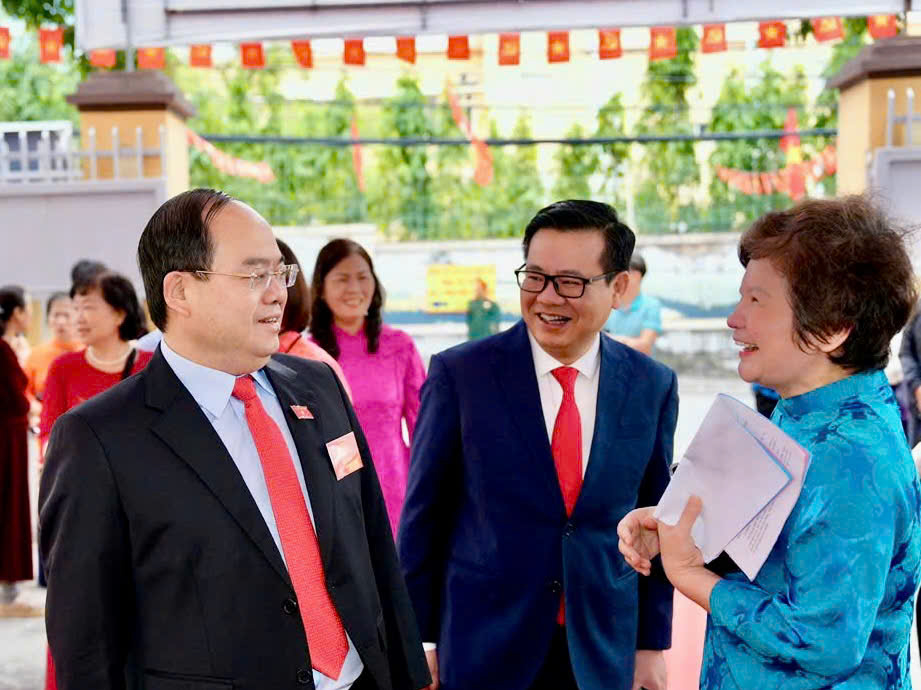 Bí thư tỉnh ủy Quảng Ninh Quảng Minh Cường bỏ phiếu tại Khu vực bỏ phiếu số 16, khu Hồng Hà 3, Phường Hạ Long. Ảnh:&nbsp;Lê Tân