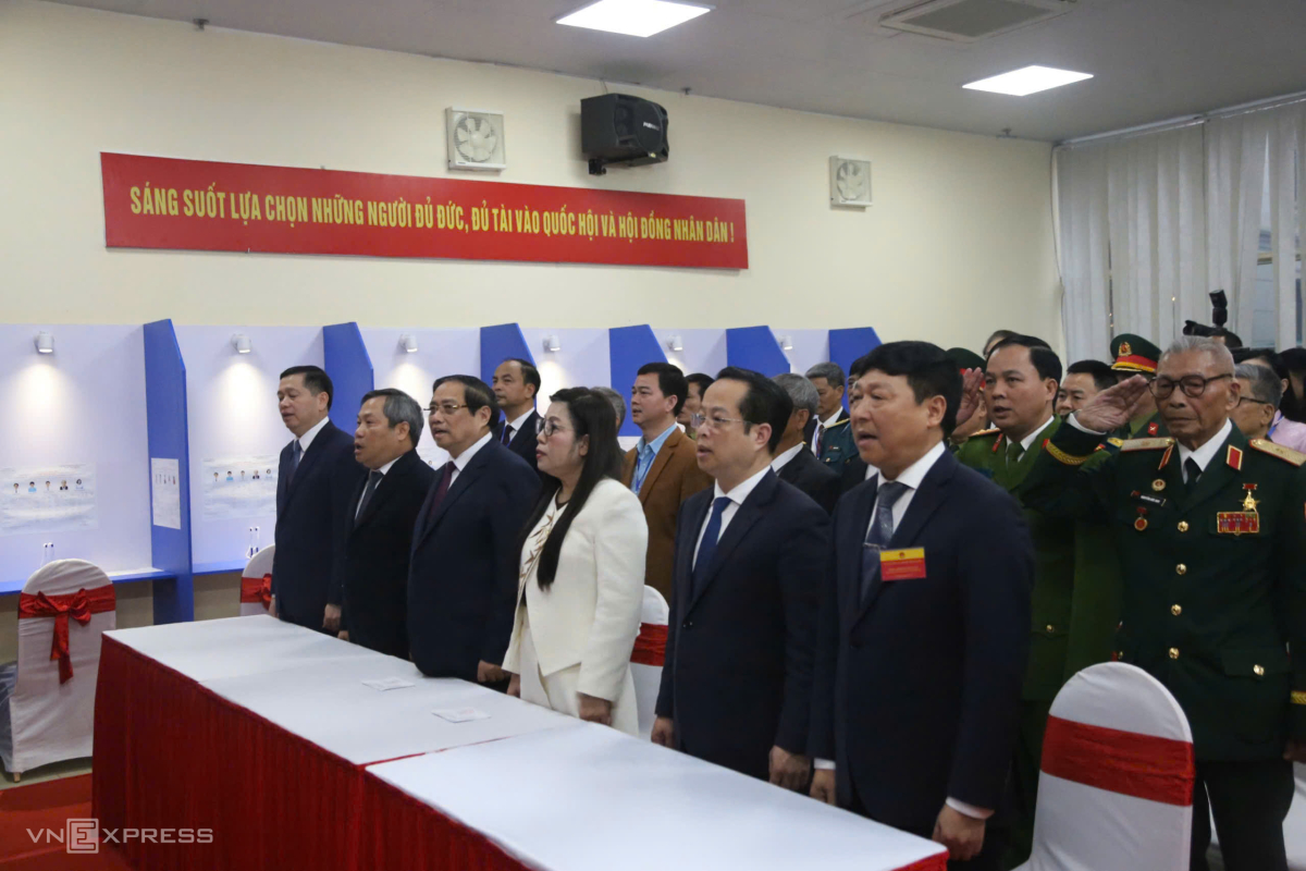 Thủ tướng Phạm Minh Chính và phu nhân cùng đại biểu làm lễ chào cờ. Ảnh:&nbsp;Võ Hải