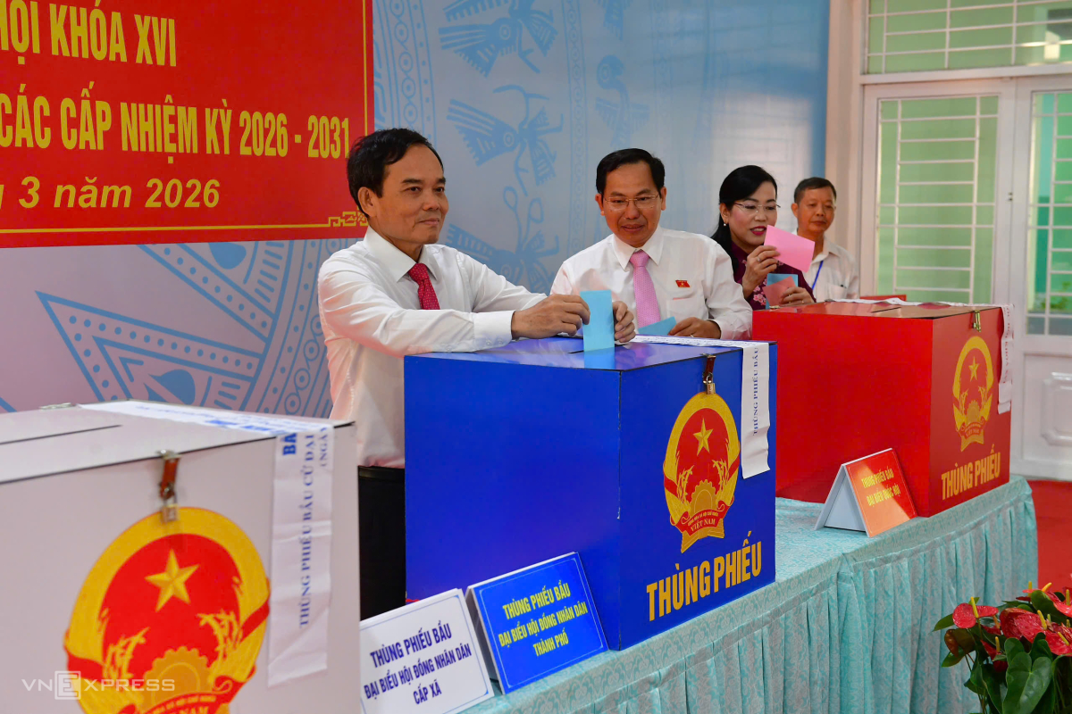 Bí thư TP HCM Trần Lưu Quang bỏ phiếu bầu vào thùng. Ảnh:&nbsp;Thanh Tùng