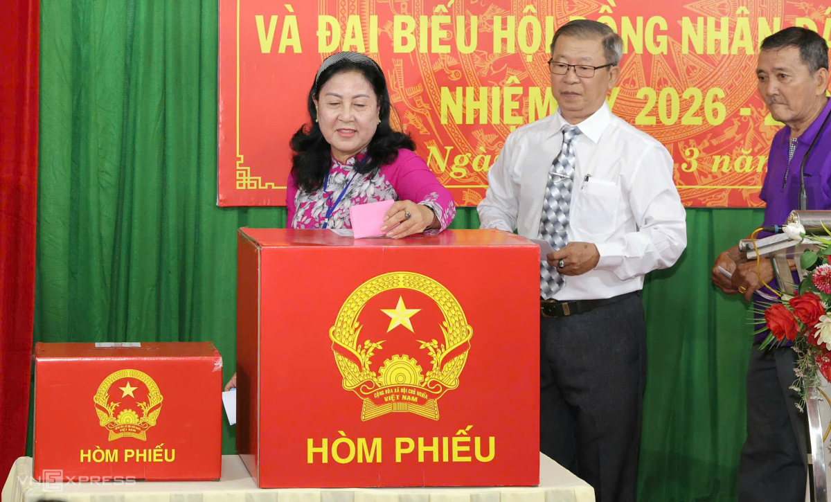 Cử tri bỏ phiếu tại điểm số 22, phường Ninh Kiều, TP Cần Thơ. Ảnh:&nbsp;Huy Phong