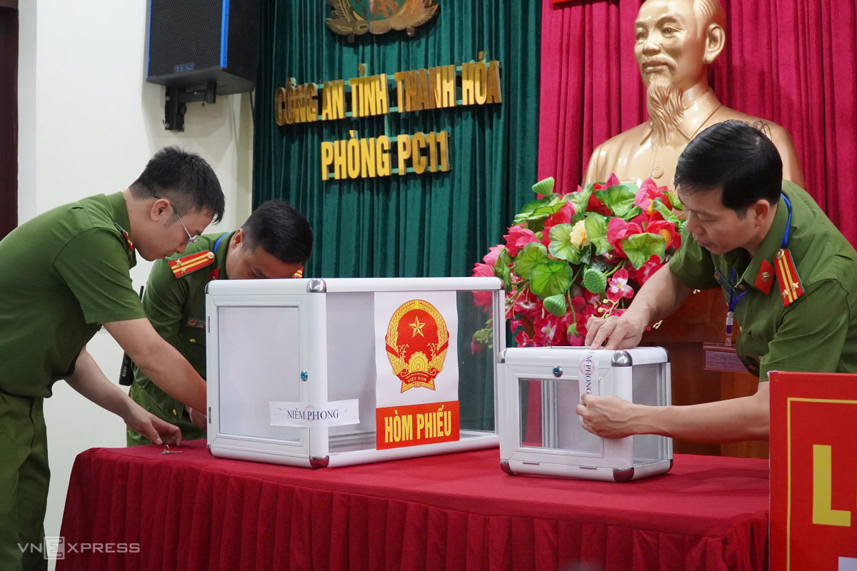 Lãnh đạo Đảng, Nhà nước cùng người dân bỏ phiếu bầu cử - 17