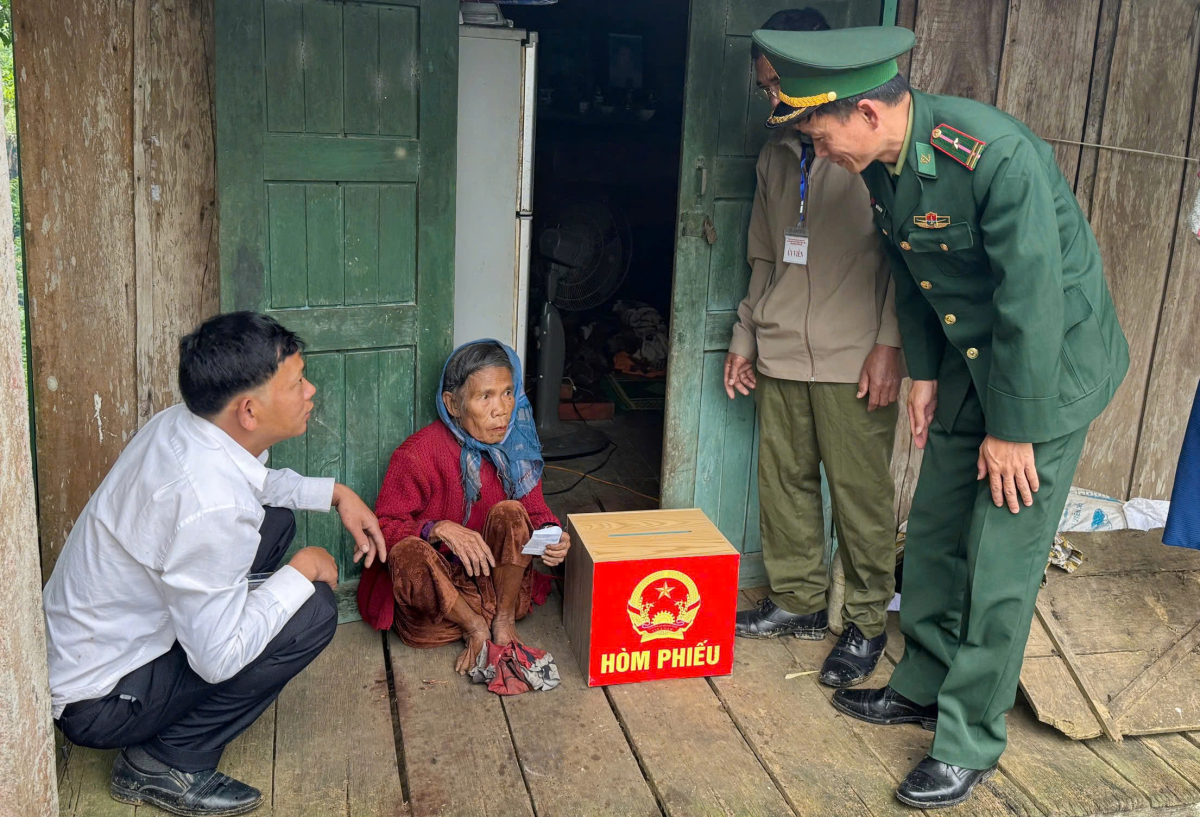 Cử tri 96 tuổi: 'Đất nước đã thay đổi rất nhiều' - 14