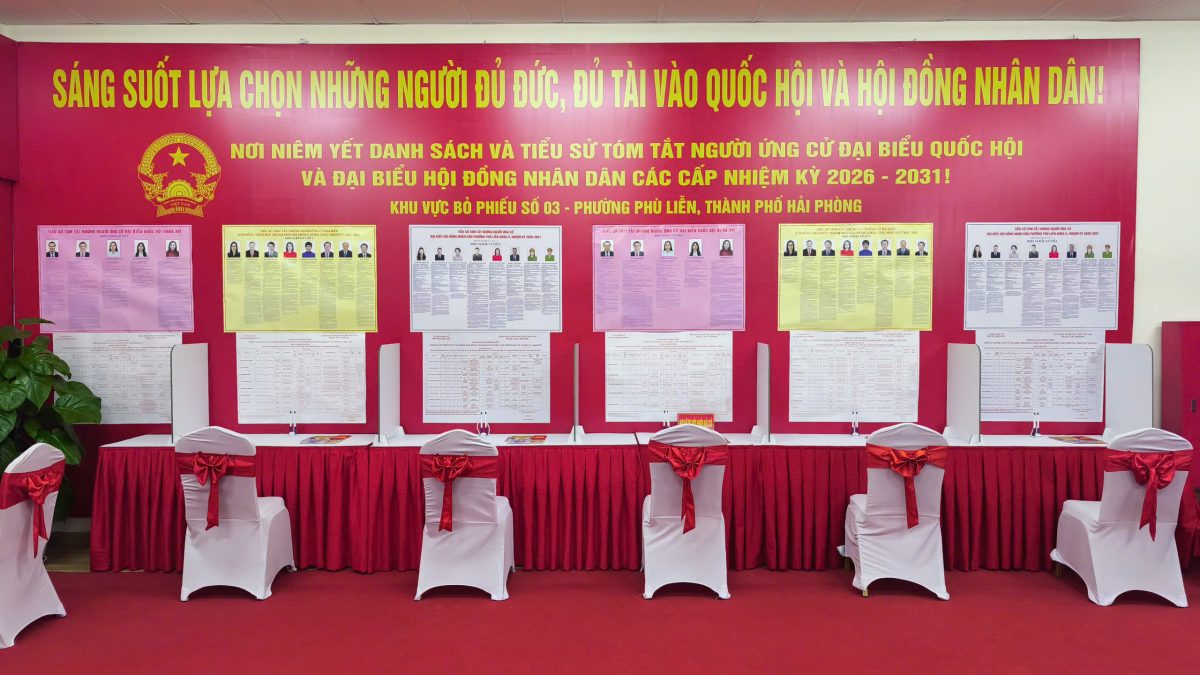 Điểm bỏ phiếu sân vận động Gò Công, phường Phú Liễn, Hải Phòng. Ảnh:&nbsp;Lê Tân