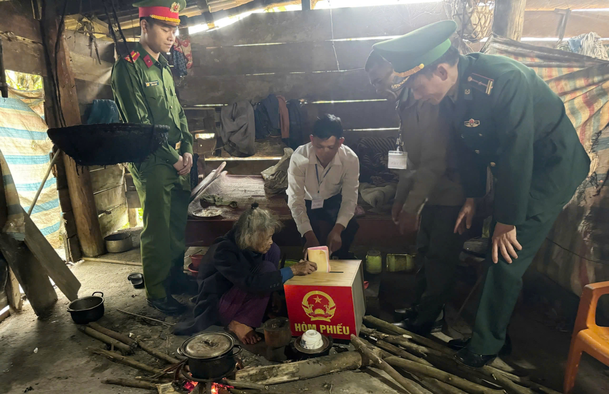 Tổ bầu cử xã Tuyên Lâm mang thùng phiếu đến nhà để cử tri bỏ phiếu. Ảnh: Hoài Nam