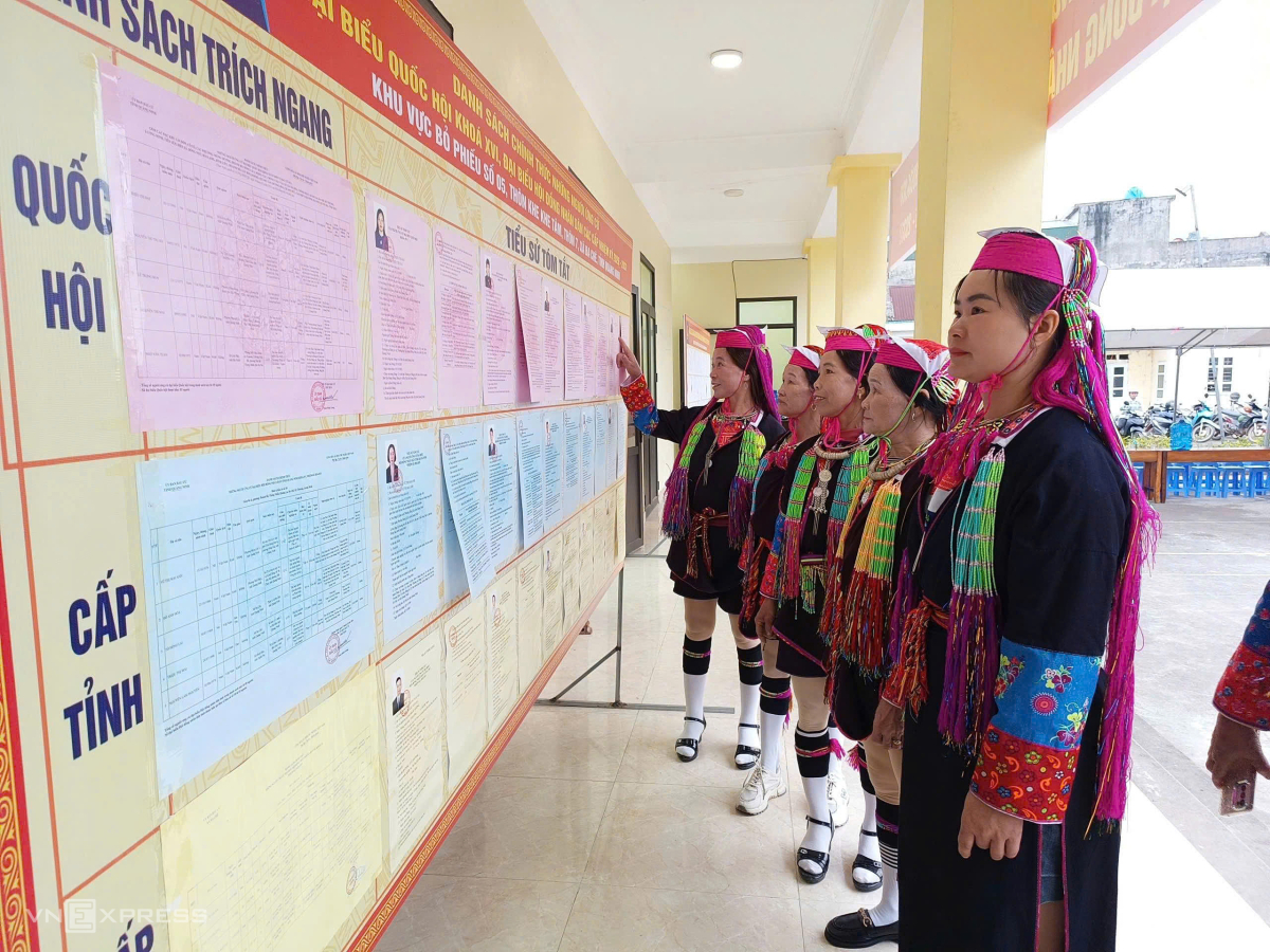 Người dân tộc bỏ phiếu tại điểm bầu cử Bình Liêu, Quảng Ninh. Ảnh: Lê Tân