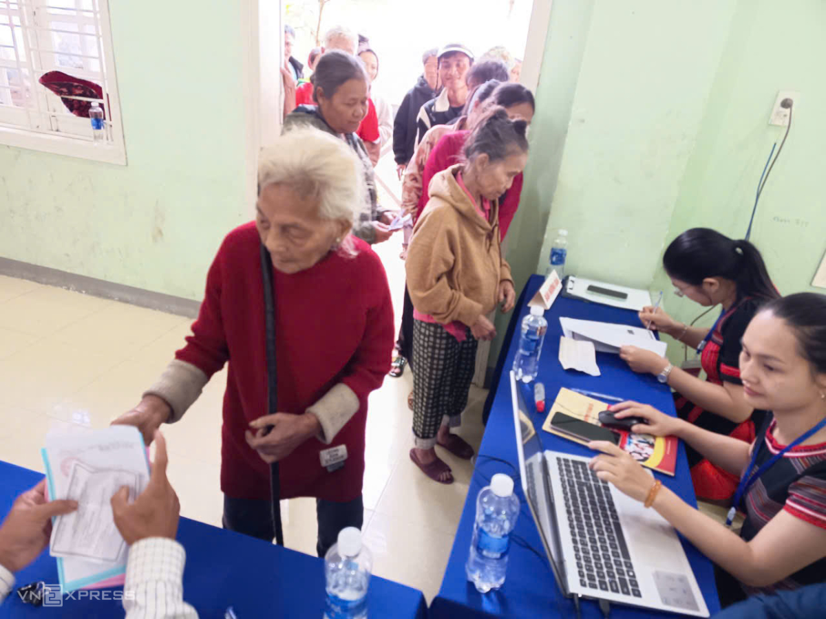 Cử tri Hồ Thị Lúi (áo đỏ), sinh năm 1920 năm nay đã 106 tuổi đi bỏ phiếu tại xã Nam Trà My, TP Đà Nẵng. Ảnh: Ngọc Linh