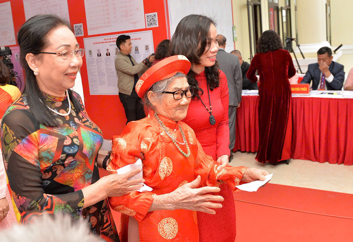 Cử tri 96 tuổi: 'Đất nước đã thay đổi rất nhiều' - 12