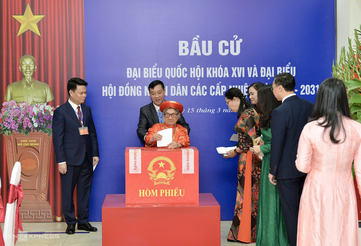 Cử tri Nguyễn Thị Khẩn, 96 tuổi bỏ phiếu bầu cử. Ảnh: Lê Tân