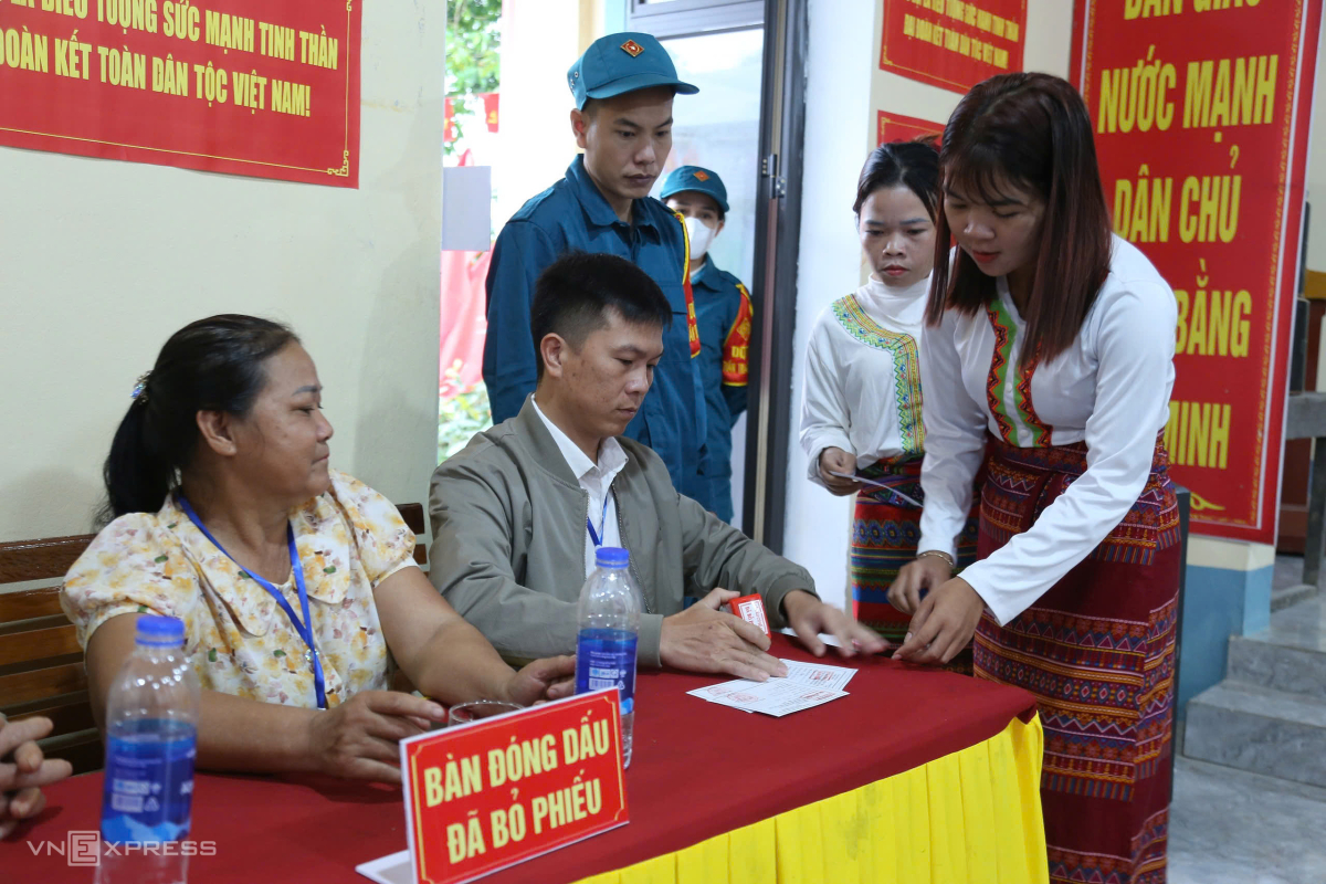 Cử tri 96 tuổi: 'Đất nước đã thay đổi rất nhiều' - 9