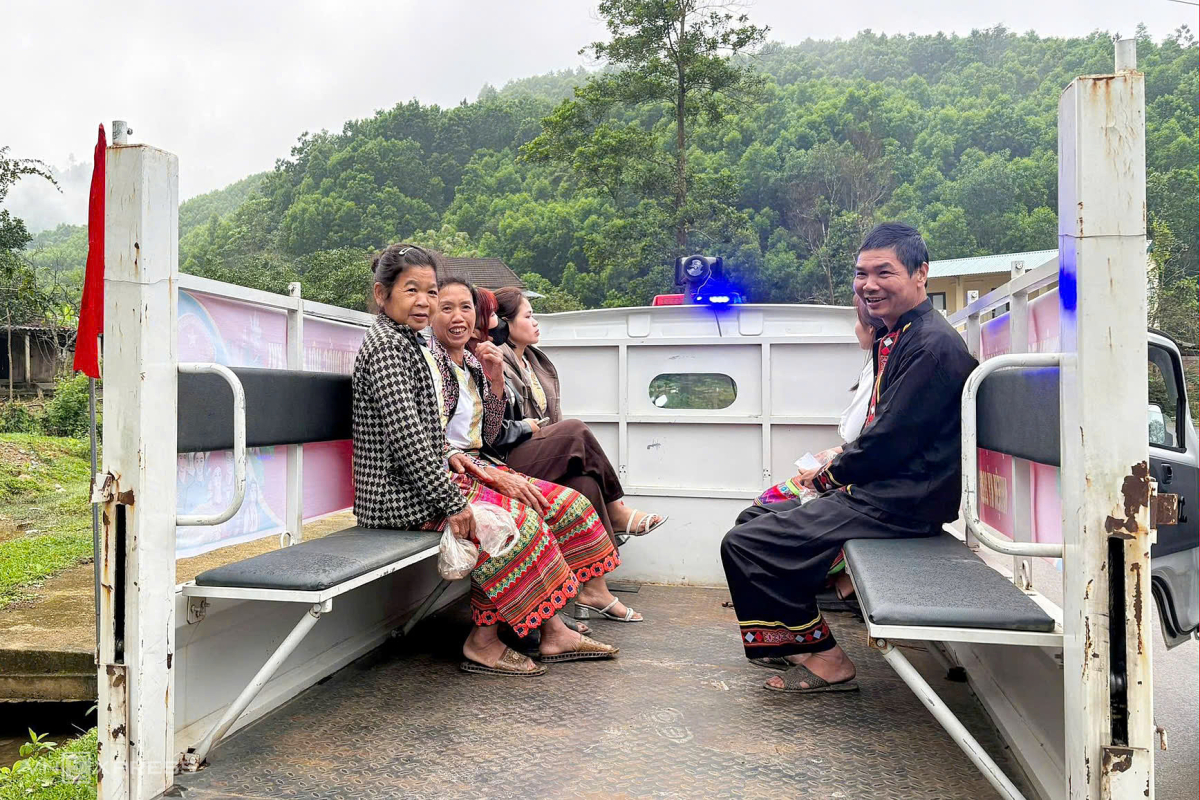 Người dân đi bỏ phiếu số 11 tại thôn 1 Hương Liên, xã Phúc Trạch, Hà Tĩnh. Ảnh: Đức Hùng