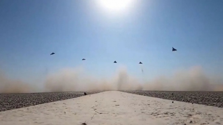 Máy bay không người lái cất cánh từ một địa điểm phóng trên sa mạc trong đoạn video do truyền thông nhà nước Iran công bố. Ảnh: Truyền thông nhà nước Iran/thestatesman.com