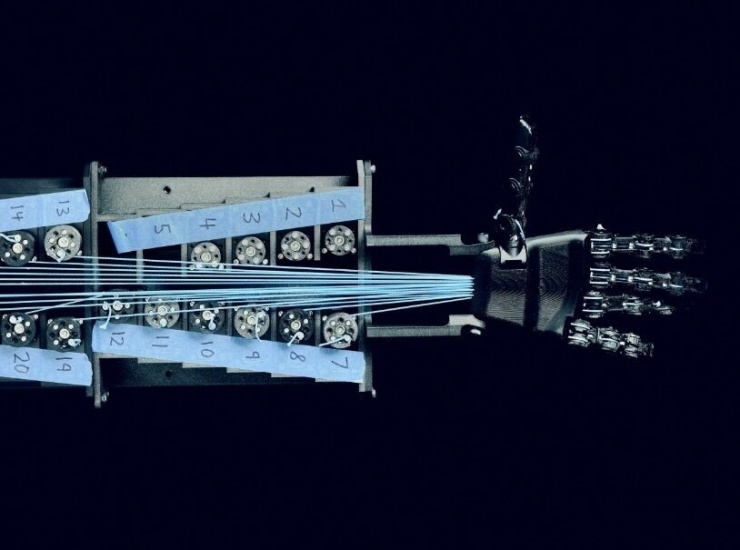 Bên trong cánh tay robot hình người. Ảnh: Time.