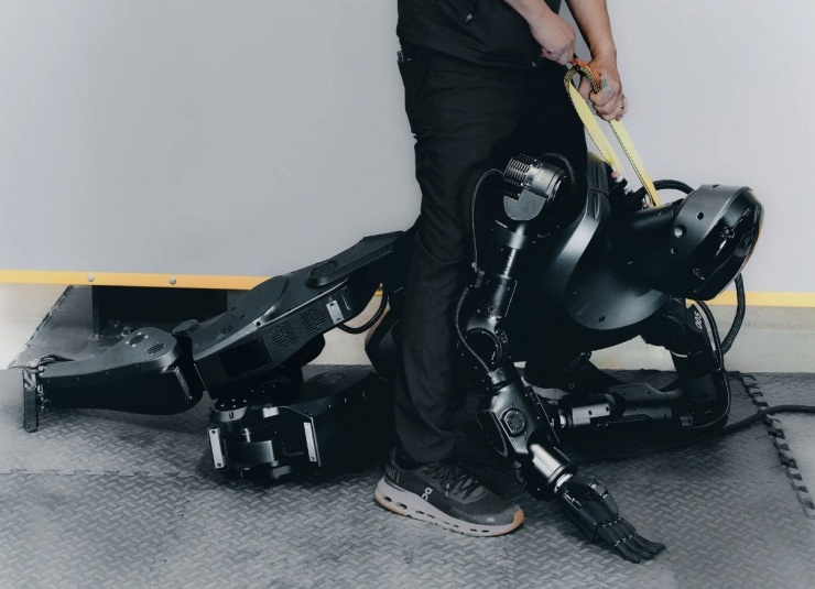 Thử nghiệm khả năng chịu đòn của robot Phantom MK-1. Nguồn: Foundation.